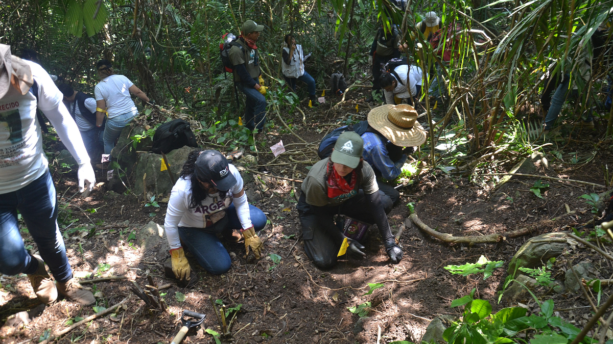 Familiares escarban para descubrir fosas clandestinas Telemundo Denver