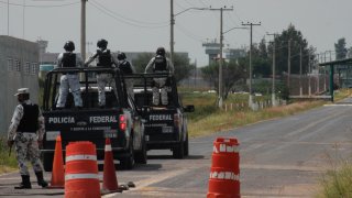 Un grupo de la Guardia Nacional custodia el acceso a una prisión en Jalisco