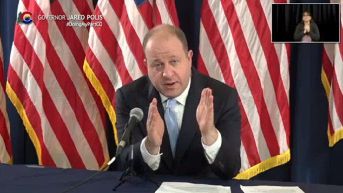 El gobernador Jared Polis comienza la cuarentena después de haber ...