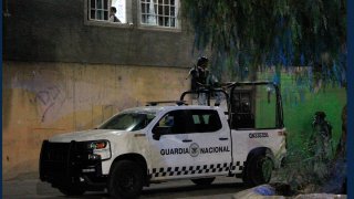 Una patrulla de la Guardia Nacional resguarda una zona de crimen.