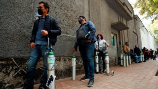 Personas hacen fila para abastecer tanques de oxígeno en capital mexicana