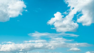 Día con sol y algunas nubes y temperaturas en los 70 grados