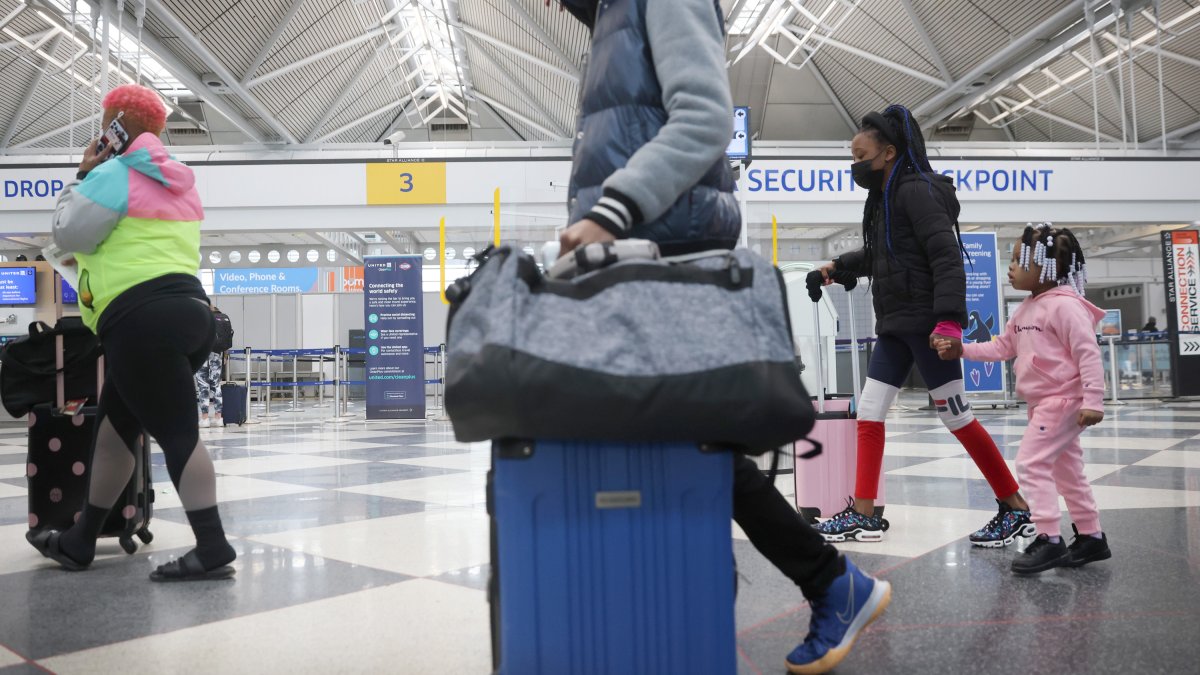 Extienden uso de mascarillas en aviones, trenes y autobuses a enero – Telemundo Denver - Vimarsana News