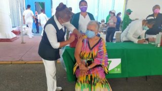 Dos enfermeras vacunan a la secretaria de Gobernación, en México