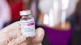 Canadá solicitará a los fabricantes de la vacuna que "realicen una valoración detallada de los beneficios y riesgos de la vacuna por edad y sexo en el contexto canadiense".