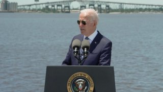 Con un viejo puente al fondo de más de 70 años, y en la localidad Lake Charles, Louisiana, Biden retomó su gira por Estados Unidos para defender su plan de infraestructura valorado en $2.3 billones.