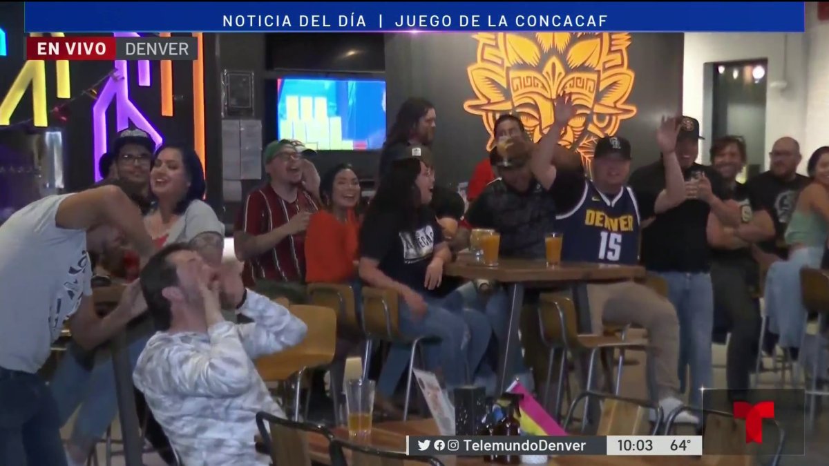 Fanáticos del futbol vuelven a celebrar en los bares y restaurantes de