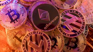 Foto concepto de monedas virtuales o criptomonedas, como Bitcoin o Ethereum.