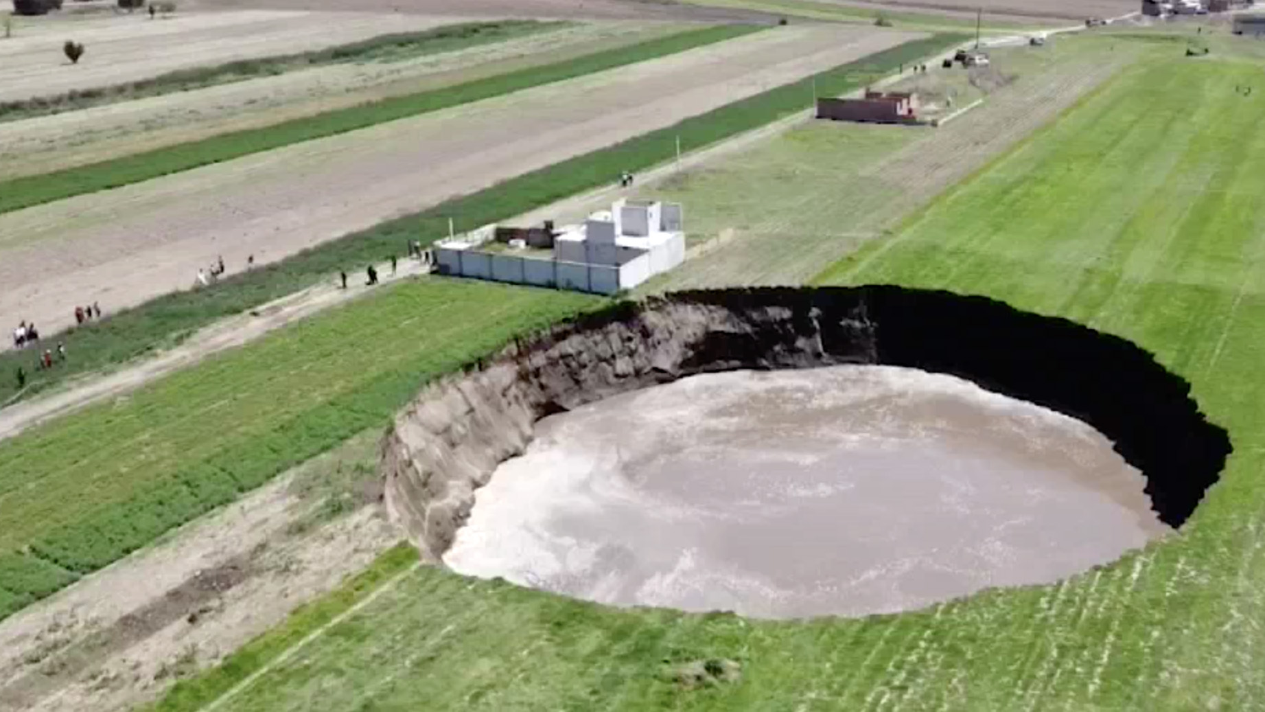 Concern In Mexico About A Huge Sinkhole That Does Not Stop Growing