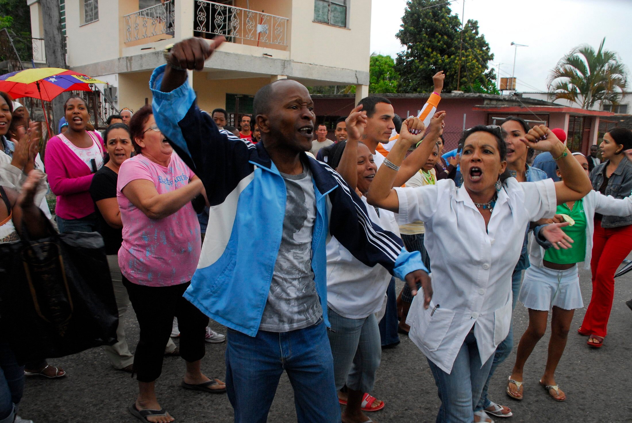 Cientos de cubanos salen a las calles a protestar contra el gobierno - Vimarsana News
