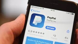 foto de archivo. La aplicación de PayPal en un iPhone de Apple.