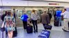 Aeropuerto de Denver: falla eléctrica en los trenes generan largas filas para llegar a las puertas de salida