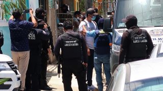 Policías y agentes de migración en un operativo en Cancún