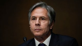 El secretario de Estado de los Estados Unidos, Antony Blinken, escucha durante una audiencia del Comité de Relaciones Exteriores del Senado en el Capitolio, el 14 de septiembre de 2021 en Washington, DC. Blinken fue interrogado sobre el manejo de la administración Biden de la retirada de Estados Unidos de Afganistán.