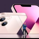 Una foto del folleto facilitada por Apple Inc. muestra al CEO de Apple, Tim Cook, presentando el nuevo iPhone 13 durante el Evento Especial de Apple en Apple Park en Cupertino, California, EE. UU., 14 de septiembre de 2021.