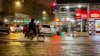 Con el agua a las rodillas y en plena tormenta: repartidor de comida trabajando en NY se vuelve viral