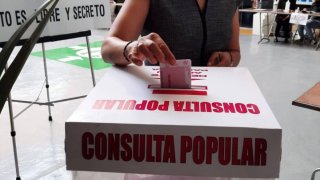 Urna de votación en consulta popular en México