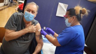 Miles reciben a diario las dosis de refuerzos de las vacunas contra el COVID-19 en Estados Unidos.