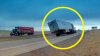 En video: el momento en que poderosa ráfaga de viento derriba a un camión