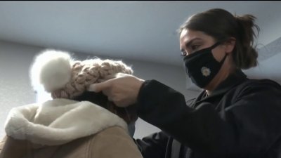 Abrigando a los más necesitados: la policía de Denver regala más de 200 abrigos en la ciudad de Montbello