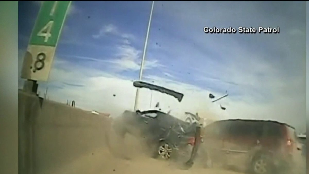 Aparatoso accidente en Colorado casi le cuesta la vida a un oficial y