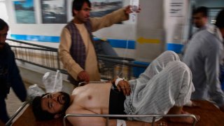 Un hombre afgano herido es llevado al hospital tras una explosión en una mezquita..