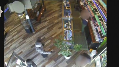 A punta de pistola ladrones roban en un negocio de Denver y todo quedó captado en cámara