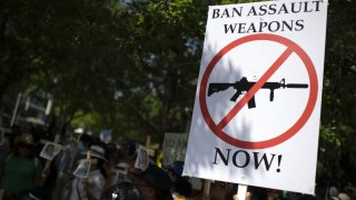 Los manifestantes protestan durante la convención anual de la Asociación Nacional del Rifle (NRA) en Houston, Texas, EE. UU., el viernes 27 de mayo de 2022