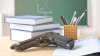 ¿Pueden los maestros portar armas en las escuelas? Esto es lo que dice la ley de Texas