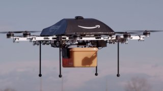 Amazon dice que comenzará a entregar paquetes por drones en California a finales de este año.