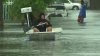 Miami bajo el agua: inundaciones obligan a muchos a movilizarse en lancha