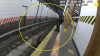 Viva de milagro: policías salvan a mujer tras caer en rieles del metro antes que pasara un tren