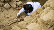 Fotografía cedida hoy por el Ministerio de Cultura del Perú que muestra a una experta durante el hallazgo de una escultura de madera en perfecto estado de conservación en el centro arqueológico de Chan Chan, considerada la ciudad de barro más grande de América, ubicada en el norte de Perú. EFE/Ministerio de Cultura del Perú