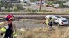 Rescate en video: vehículo cae por terraplén y queda atorado en las vías de un tren