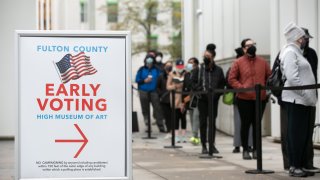 Los votantes hacen fila para la votación anticipada afuera de un centro de votación en Atlanta, Georgia.