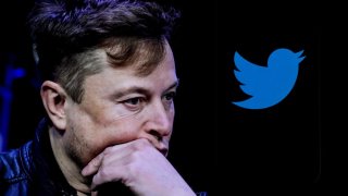 En esta ilustración fotográfica, la imagen de Elon Musk se muestra en la pantalla de una computadora y el logotipo de Twitter en un teléfono móvil.