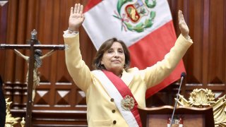 Dina Boluarte saluda a los miembros del Congreso después de prestar juramento como nueva presidenta de Perú después de que el Congreso destituyera al presidente Pedro Castillo en Lima, Perú, el 7 de diciembre de 2022.