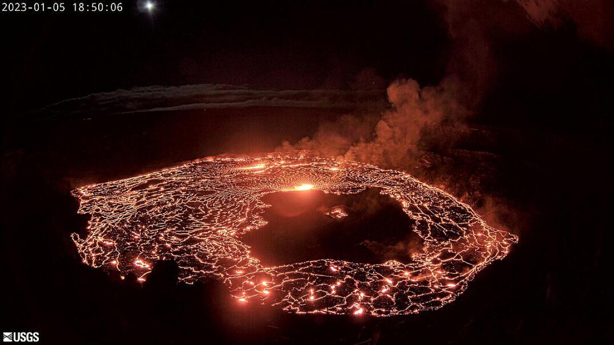 Hawaii’s Kilauea Volcano Erupts Again;  Summit Crater Glows – NBC Denver