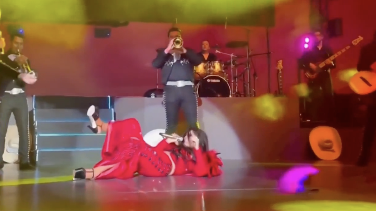 Ana Bárbara se cae en el escenario – Telemundo Denver