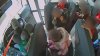 En video: conductor de autobús habría frenado abruptamente para “dar una lección a los niños”