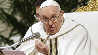 El papa Francisco presidió la misa del Jueves Santo en el Vaticano, solo días después de ser dado de alta por una bronquitis.