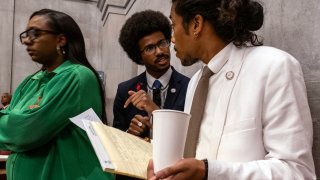 Los representantes estatales demócratas. Justin Pearson (C) de Memphis y Justin Jones (R) de Nashville asisten a la votación en la que fueron expulsados de la Legislatura estatal el 6 de abril de 2023 en Nashville, Tennessee.