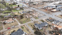Desde el aire: monstruoso tornado deja en ruinas y sin hogar a familias en Arkansas