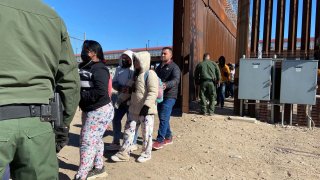 Inmigrantes que piden asilo se entregan a la Patrulla Fronteriza estadounidense, en la valla fronteriza de El Paso, Texas (EEUU), en una fotografía de archivo.