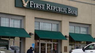 Las autoridades anunciaron el lunes que cerraron el First Republic Bank, con sede en San Francisco, lo que lo convierte en el tercer banco estadounidense en venirse abajo en los últimos dos meses. JPMorgan está adquiriendo la mayoría de los activos de First Republic.