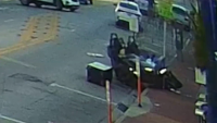 Captado en video: joven estrella vehículo de tres ruedas contra panadería