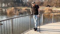 Estudio: los implantes cerebrales y de columna le permitieron caminar tras quedar paralítico