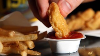 Foto genérica de un happy meal de nuggets de pollo de un restaurante de McDonald's.