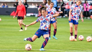 La delantera Alex Morgan saca un disparo en un reciente entrenamiento del seleccionado de fútbol femenino de EEUU.