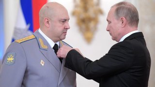 El general Sergei Surovikin recibe una condecoración de parte del presidente Vladimir Putin.